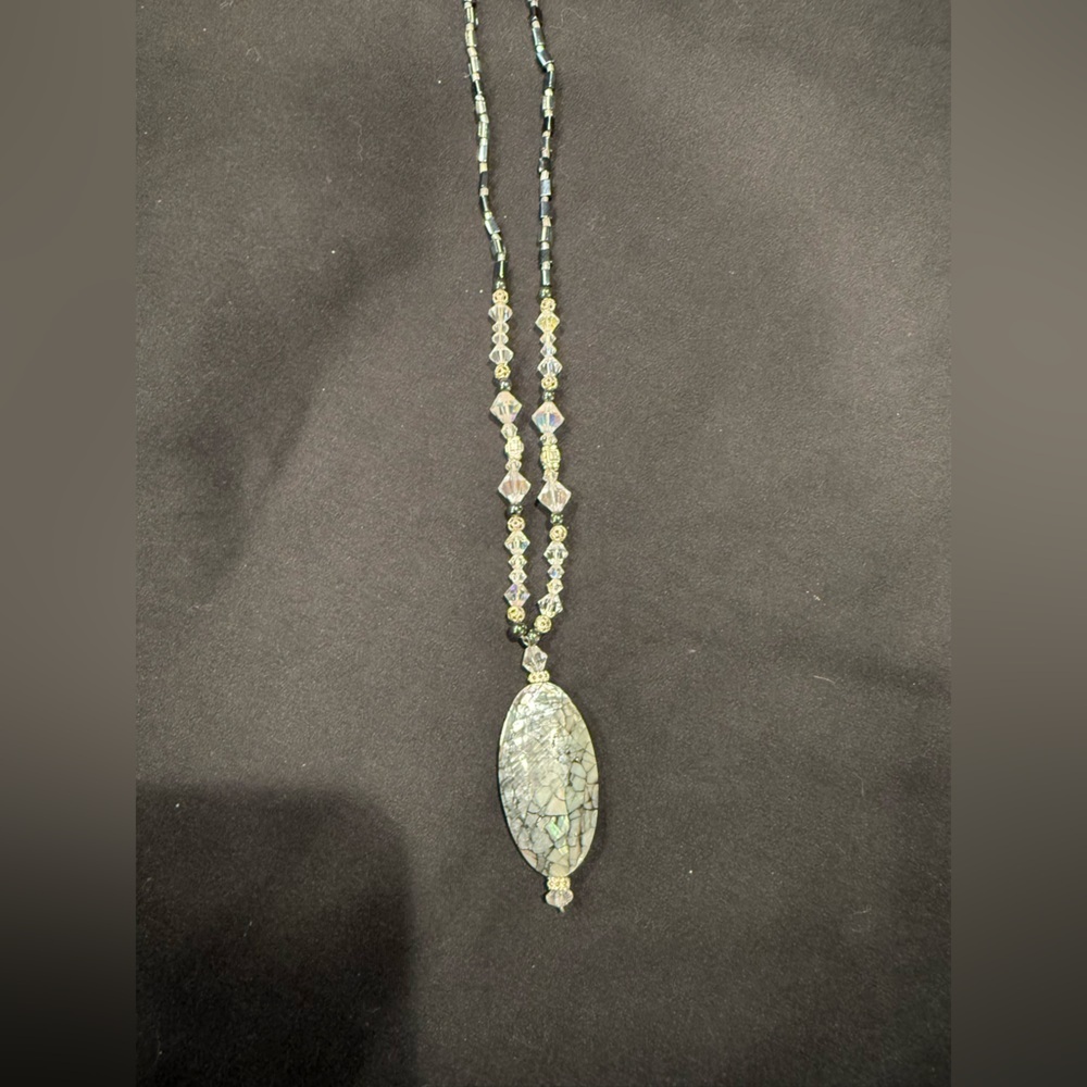 Elegant Vintage Abalone Pendant Necklace with Crystal Beads - Picture 7 of 16